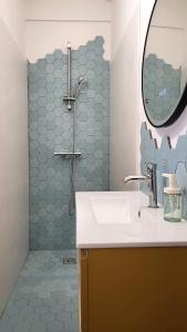 une salle de bain avec lavabo et douche dans l'établissement Le MazeL, meublé de tourisme 2 à 4 personnes, à Avignon 7 autres photos