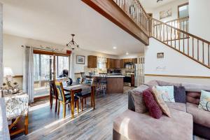 ein Wohnzimmer mit Sofa und Tisch in der Unterkunft Burntwood Retreat in East Stroudsburg