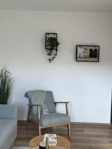 un salon avec un canapé et une chaise dans l'établissement L36EG links, à Lemkenhafen auf Fehmarn