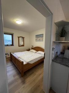 une chambre avec un grand lit dans une pièce dans l'établissement L36EG links, à Lemkenhafen auf Fehmarn