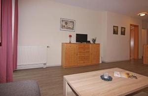 Televiisor ja/või meelelahutuskeskus majutusasutuses Orth A4