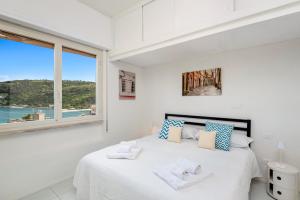 En eller flere senge i et værelse på Portoseaview Terrace & AC