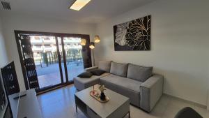 a living room with a couch and a table at casa hilo dorado in Águilas