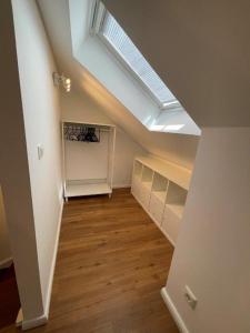 una mansarda con lucernario e pavimenti in legno di Welcome a Petersdorf auf Fehmarn Altre 12 foto