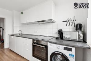 una cocina con lavadora y lavadora en MONTEUR - Unterkunft für bis zu 6 Personen in 63452 Hanau - HU13, en Hanau am Main