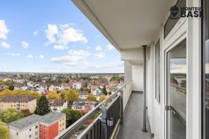 un balcón con vista a una ciudad en MONTEUR - Unterkunft für bis zu 6 Personen in 63452 Hanau - HU13, en Hanau am Main