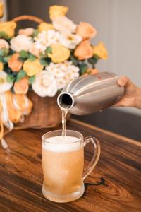 una persona vertiendo café en una taza sobre una mesa en Cashew Inn, en Ho Chi Minh 65 fotos más