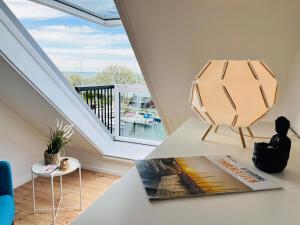 una stanza con un tavolo e una rivista sopra di meerBLICK a Orth