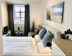 a living room with a bed and a couch at meerHAFEN in Orth