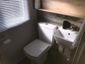 Koupelna v ubytování Luxury static caravan at beautiful durdle door holiday park + 6 fotografií