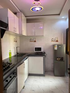 Η κουζίνα ή μικρή κουζίνα στο Bel appartement à Ngor