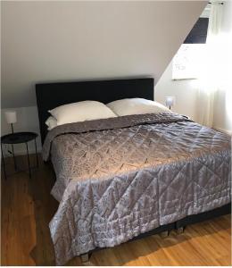 una camera da letto con un letto grande con due cuscini di Little Welcome a Petersdorf auf Fehmarn