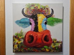 un dipinto di una mucca con le corna di Bunte Kuh a Petersdorf auf Fehmarn