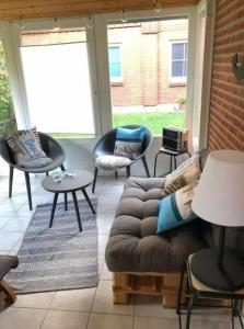 a living room with a couch and chairs at Lieblingsplatz in Petersdorf auf Fehmarn