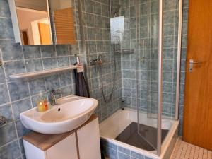 ein Badezimmer mit Waschbecken, Dusche und Badewanne in der Unterkunft Inselzeit in Vitzdorf + 14 Fotos