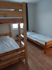 two bunk beds in a room with a window at Auszeit in Wenkendorf auf Fehmarn