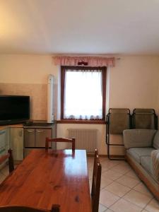 a living room with a table and a couch at MountainHome Garage and Free Parking in Bocenago