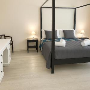 ヴィアレッジョにあるFront Beach Apartments - Deluxeの黒い天蓋付きベッドのある寝室