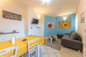 ガリアーノ・デル・カーポにあるVilla Estro del Sudのテーブルとソファのあるリビングルーム