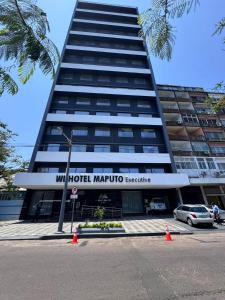 マプトにあるWL Hotel Maputo Executiveの「m ホテル マリノ エグゼクティブ」と書かれた高層ビル