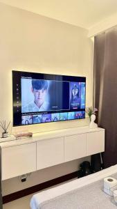 Μια τηλεόραση ή/και κέντρο ψυχαγωγίας στο Enchanté Studios