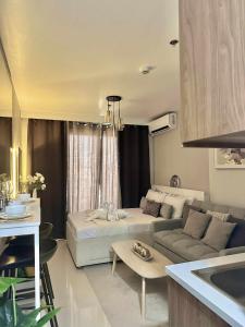 Χώρος καθιστικού στο Enchanté Studios +10 φωτογραφίες