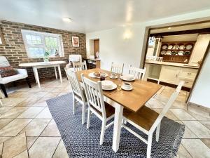 Posezení v ubytování Forest Cottage