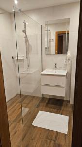 Koupelna v ubytování Gasthof Alte Tanne + 29 fotografií