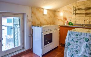 Η κουζίνα ή μικρή κουζίνα στο 2 Bedroom Nice Apartment In Casal Velino