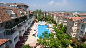 een luchtzicht op een resort met een zwembad en gebouwen bij Side Village Hotel - All Inclusive in Side