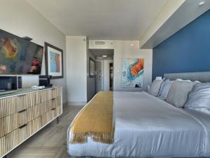 una grande camera da letto con un grande letto e una televisione di MVR Need Space Style - Book This Suite a Miami