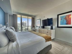 una camera d'albergo con un letto grande e una televisione di MVR Need Space Style - Book This Suite a Miami