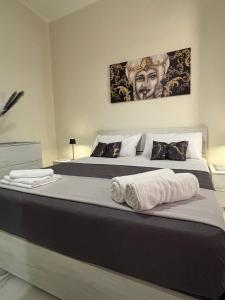 カターニアにあるVicolo30の大型ベッド(白い枕2つ付)