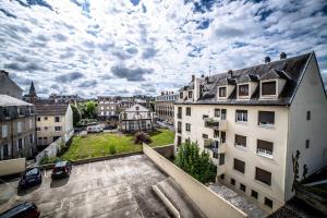 vista su una città con edifici e automobili di Le Joyau - 1 Chambre a Brive-la-Gaillarde