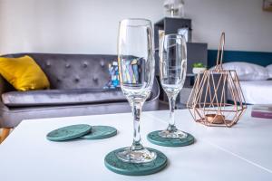 due bicchieri di vino e un cesto su un tavolo di Le Joyau - 1 Chambre a Brive-la-Gaillarde Altre 14 foto