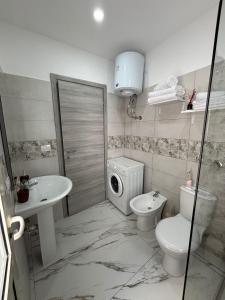 カターニアにあるVicolo30の洗面台、トイレ、シャワー付きのバスルーム