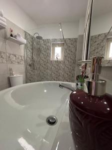 カターニアにあるVicolo30の浴室にある大きな白い浴槽