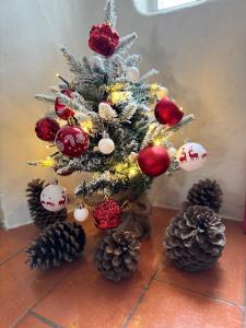 ein Weihnachtsbaum mit Schmuck auf dem Boden in der Unterkunft Villa Valentina in Carvoeiro