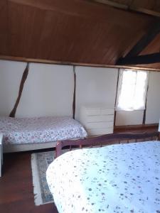 zwei Betten in einem Zimmer mit Fenster in der Unterkunft La maison blanche in Nazelles + 4 Fotos