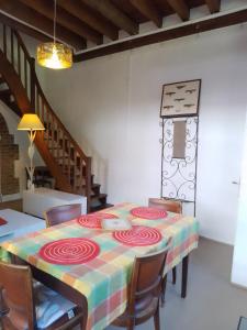 ein Esszimmer mit einem bunten Tisch und Stühlen in der Unterkunft La maison blanche in Nazelles