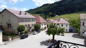 - une vue sur une ville avec des voitures garées dans une rue dans l'établissement Coeur de Village du Haut-Jura, à Les Bouchoux