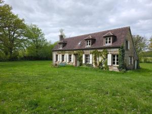 a house in a field with a green yard at Détente absolue et piscine chauffée 