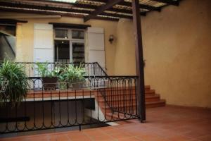 een balkon met potplanten op een huis bij La Maison des Mousquetaires in Condom