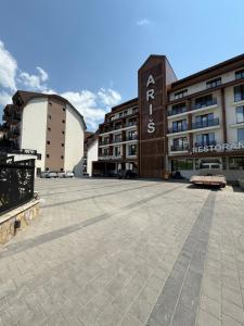 Royal Gold & Spa Kop في كوباونيك: موقف كبير للسيارات أمام مبنى