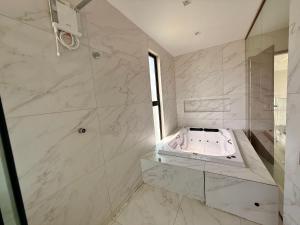 バナネイラスにあるÁguas da Serraのバスタブとシャワー付きのバスルーム +47枚の写真