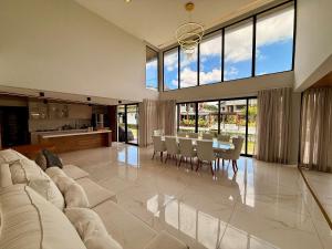 バナネイラスにあるÁguas da Serraのソファとテーブルのある広いリビングルーム