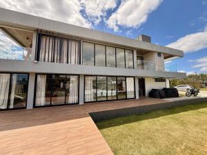 バナネイラスにあるÁguas da Serraの大きな家