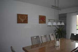 a dining room with a wooden table and chairs at Ferienwohnung Wiedergrün in Durbach