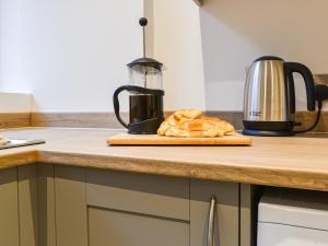 eine Küchentheke mit einer Arbeitsplatte und einer Kaffeemaschine in der Unterkunft Prospect Cottage in Skipton