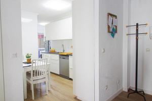 Una cocina con una mesa y una silla en una habitación. en Entre Playa y Puntal, en Somo